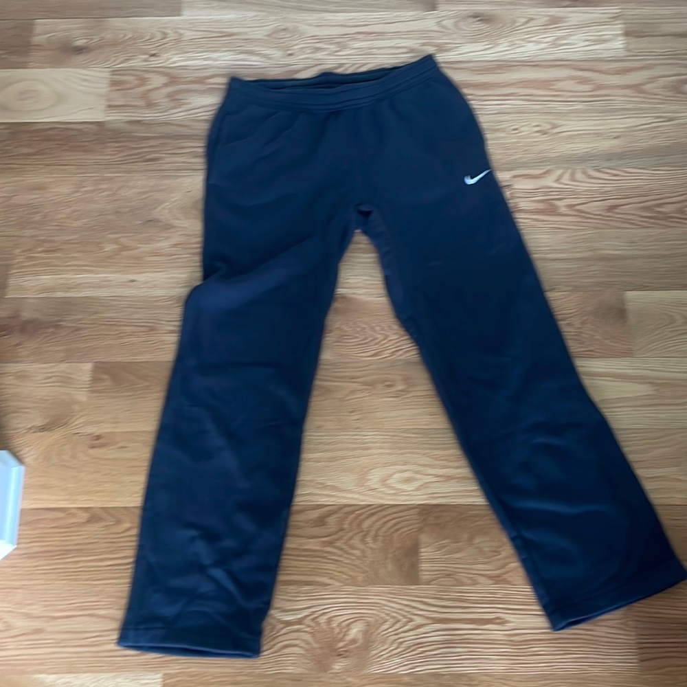 New with tag! Men’s size large Nike pants with pockets and back pocket.